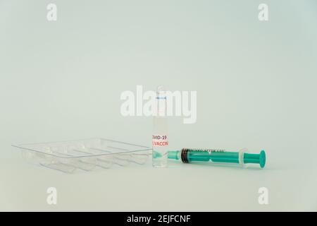Injection du coronavirus COVID-19, vaccin en petite bouteille, dernière dose, ampoule Banque D'Images