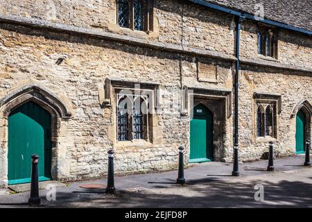 Une rangée de serres médiévales en pierre, connues sous le nom de serres de Warwick, dans la ville de Burford, dans le Cotswold, dans l'Oxfordshire. Banque D'Images