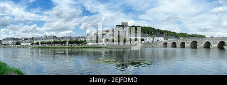 Pont sur la rivière au ciel nuageux, cher, Montrichard, Loir-et-cher, Centre-Val de Loire, France Banque D'Images