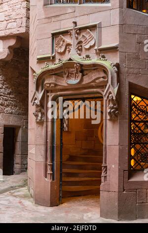 Tour polygonale à l'intérieur du château du Haut-Koenigsbourg, Alsace, France Banque D'Images