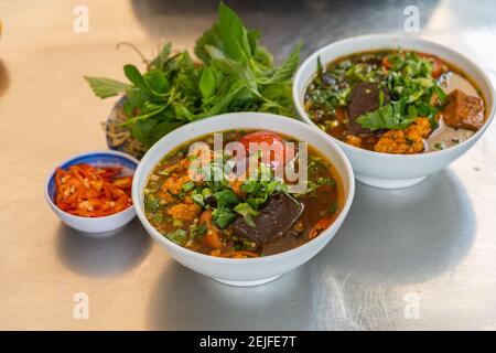 Nouilles de crabe avec soupe de tomate, Bun Rieu - cuisine vietnamienne Banque D'Images