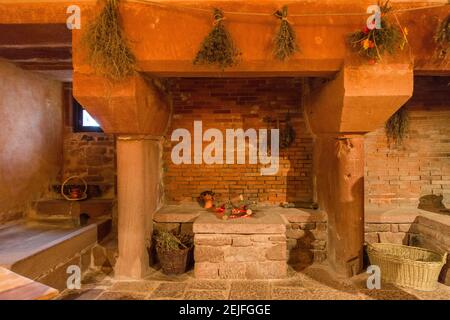 Cuisine médiévale à l'intérieur du château du Haut-Koenigsbourg, Alsace, France Banque D'Images