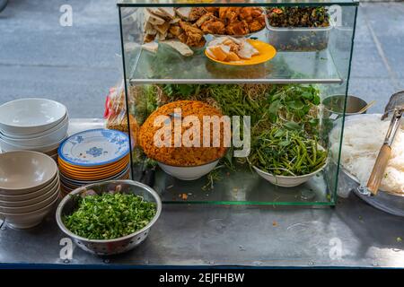Vietnamien typique street food et ingrédients pour la soupe aux nouilles Banque D'Images