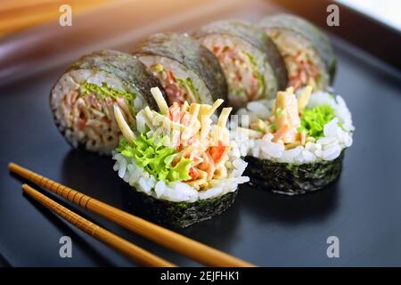 un ensemble de sushi sain servi de façon savoureuse Banque D'Images