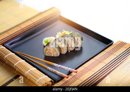 petits pains à sushis colorés et savoureux Banque D'Images