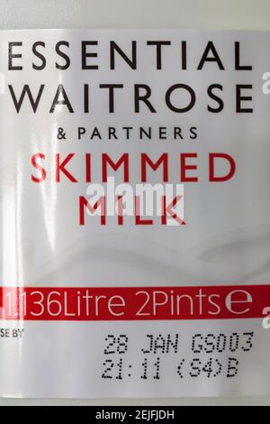 Etiquette sur le flacon de lait écrémé Essential Waitrose & Partners 2 pintes Banque D'Images