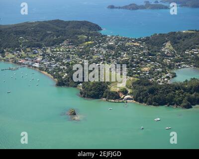 Vue aérienne de la ville sur l'île, Russell, Bay of Islands, Northland, North Island, Nouvelle-Zélande Banque D'Images