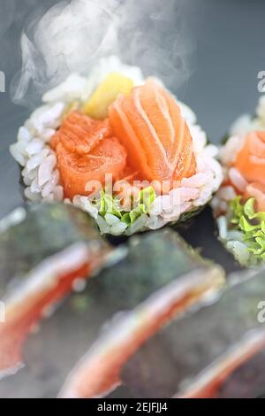 le restaurant sert du saumon fumé dans des sushis Banque D'Images