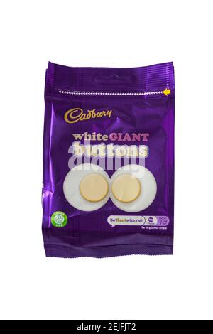 Paquet de boutons de chocolat blanc géant Cadbury boutons isolés sur arrière-plan blanc Banque D'Images