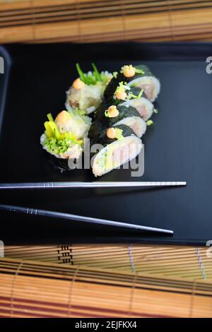 sushi de volaille servi de façon colorée et appétissante Banque D'Images