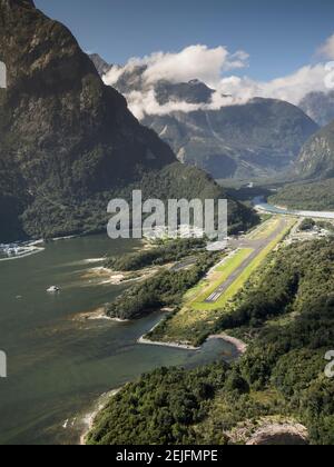 Vue aérienne de l'aéroport à Milford Sound, South Island, Nouvelle-Zélande Banque D'Images