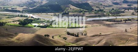 Vue imprenable sur le vignoble le long de Waimarama Road depuis te Mata Peak, Tukituki River, Hastings District, Hawke's Bay Region, North Island, Nouvelle-Zélande Banque D'Images