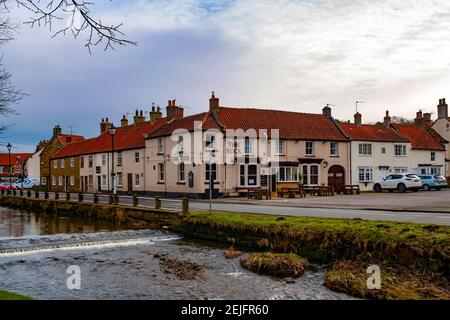 La Buck Inn par la rivière Leven à grande Ayton North Yorkshire Angleterre UK Banque D'Images