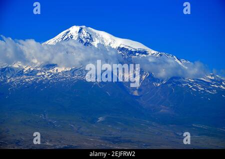 Des nuages autour de la neige couvraient le mont Ararat Banque D'Images