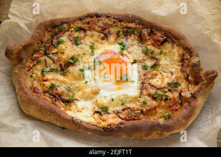 Un exemple de pain au fromage géorgien fait maison, un plat du pays de Géorgie dans la région du Caucase. Il se compose de pâte à pain qui a été cuit Banque D'Images