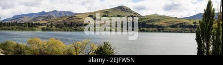 Vue panoramique sur le lac Hayes près d'Arrowtown, Queenstown Lakes District, Central Otago, Otago Region, South Island, Nouvelle-Zélande Banque D'Images