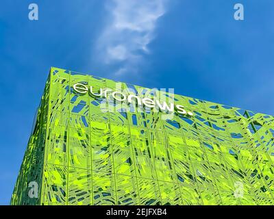 Euronews, le logo européen de la marque du réseau de télévision payante sur son siège situé dans l'éco-district de Confluence. Photographie mobile. L Banque D'Images