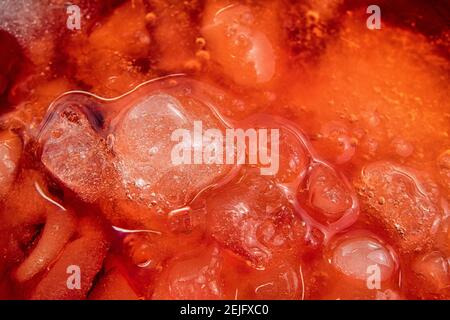 Gros plan extrême de glace à la fracpe sur un cocktail de fraises daiquiri. Banque D'Images