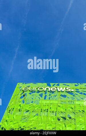 Euronews, le logo européen de la marque du réseau de télévision payante sur son siège situé dans l'éco-district de Confluence. Fond bleu ciel W Banque D'Images