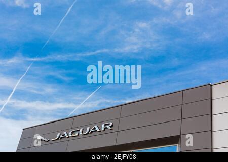 Logo de la marque Jaguar sur fond bleu vif situé dans son immeuble de bureaux de concessionnaires à Lyon, France - 23 février 2020 Banque D'Images