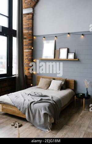 Chambre élégante dans une maison avec un lit king size Dans une chambre scandinave Banque D'Images