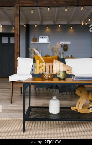 Décoration minimaliste sur la table basse sur le fond du canapé avec oreillers. Style scandinave. Banque D'Images