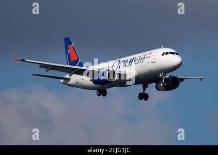 Arrivée et atterrissage de l'avion passager A320 TC-ODA d'Onur Air Airbus À l'aéroport Atatürk d'Istanbul Banque D'Images