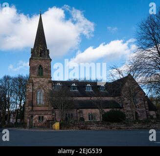 Église et cimetière dans le village de Staffordshire Banque D'Images