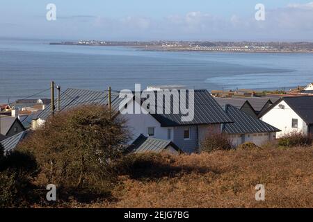 Vue sur la baie d'Ogmore par village de mer vers Newton sur la droite et Porthcawl sur la gauche à l'extrême distance par une journée ensoleillée. Banque D'Images