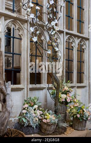 Illumination Festival of Flowers, une étonnante variété de compositions florales à la cathédrale de Winchester, Hampshire, Royaume-Uni, en septembre Banque D'Images