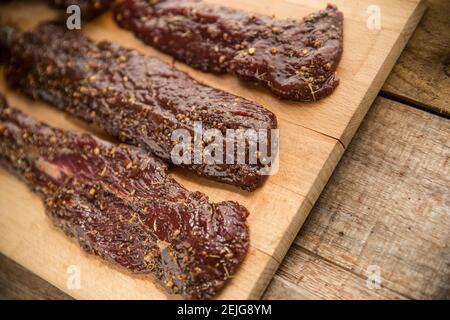 Filets de selle crus d'un cerf de Virginie qui ont été placés dans une marinade de sel, de sucre brun, de vinaigre de malt brun, de graines de coriandre écrasées, de grou Banque D'Images