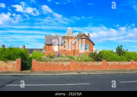 Maisons traditionnelles propres à la rue de bord de mer de la ville de Deal.Deal est la ville de Kent, en Angleterre, qui se trouve là où la mer du Nord et la Manche se rencontrent Banque D'Images