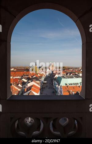 Vue surélevée de Maximilianstrasse depuis la porte d'entrée de la ville d'Altpoertel, Speyer, Rhénanie-Palatinat, Allemagne Banque D'Images