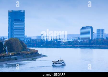 Deutsche Post Tower by Rhein River, Bonn, Rhénanie-du-Nord-Westphalie, Allemagne Banque D'Images