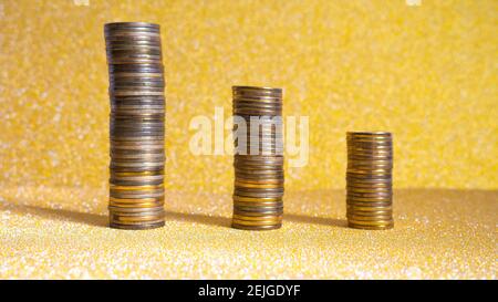 Trois piles de pièces sur fond doré. Arrière-plan du concept de devise virtuelle bitcoins Money. Monnaie numérique. Banque D'Images