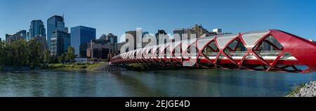 Vue sur le pont Peace avec des lignes aériennes en arrière-plan, Bow River, Calgary, Alberta, Canada Banque D'Images