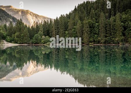 Vue panoramique sur la nature et réflexions à l'intérieur du lac Tovel Banque D'Images