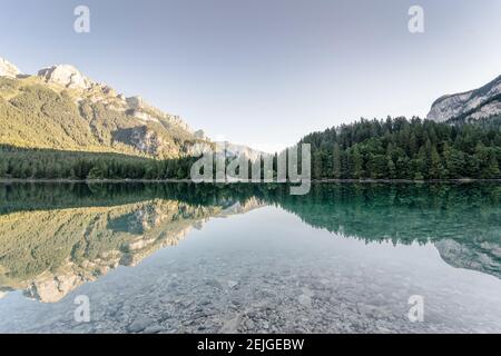 Vue panoramique sur la nature et réflexions à l'intérieur du lac Tovel Banque D'Images