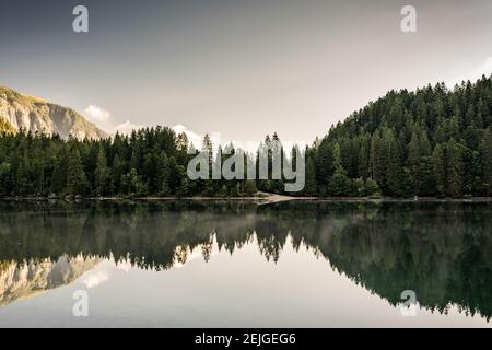 Vue panoramique sur la nature et réflexions à l'intérieur du lac Tovel Banque D'Images