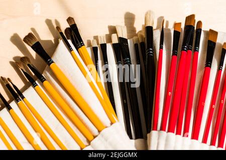 Jeu de pinceaux, gros plan. Photo de marketing. Fond blanc, Studio Shoot.on the table. Banque D'Images