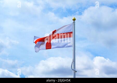 Drapeau national de l'angleterre et l'anglais le St george's. croisez une croix rouge sur le blanc qui souffle sur un été agréable ciel Banque D'Images