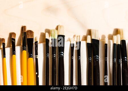 Jeu de pinceaux, gros plan. Photo de marketing. Fond blanc, Studio Shoot.on the table. Banque D'Images