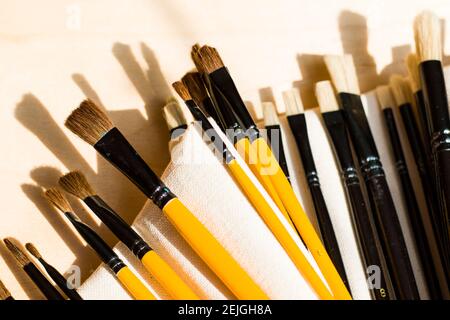 Jeu de pinceaux, gros plan. Photo de marketing. Fond blanc, Studio Shoot.on the table. Banque D'Images