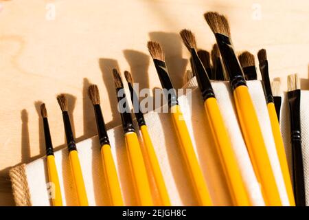 Jeu de pinceaux, gros plan. Photo de marketing. Fond blanc, Studio Shoot.on the table. Banque D'Images