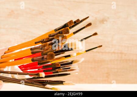 Jeu de pinceaux, gros plan. Photo de marketing. Fond blanc, Studio Shoot.on the table. Banque D'Images