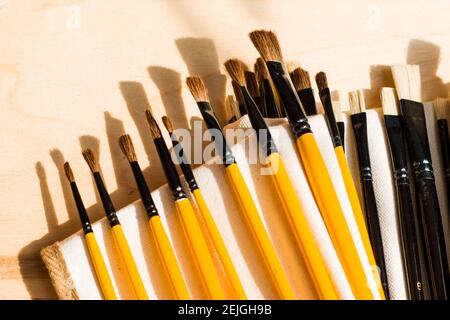 Jeu de pinceaux, gros plan. Photo de marketing. Fond blanc, Studio Shoot.on the table. Banque D'Images