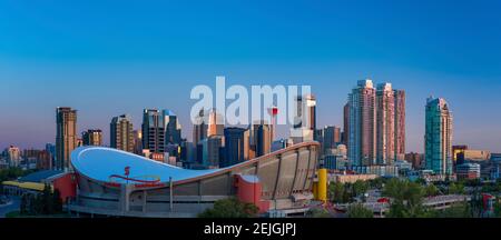 Skyline et Scotiabank Saddledome, Calgary (Alberta), Canada Banque D'Images