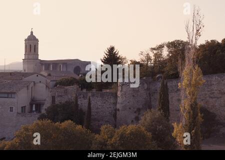 Clocher de la cathédrale de Gérone et tour de l'aigle (époque carolingienne) sur les murs de la ville. Gérone. Catalogne. Espagne Banque D'Images