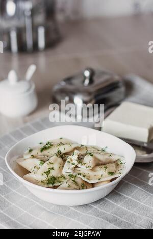 Boulettes, remplies de pommes de terre et servies avec du beurre et du fenouil. Varenyky, vareniki, pierogi, pyrohie. Boulettes avec remplissage Banque D'Images