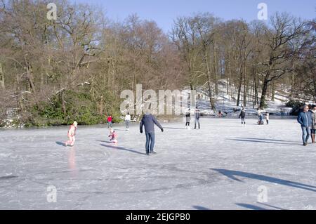 Arnhem, pays-Bas - 13 février 2021 : le plaisir traditionnel hollandais sur glace en hiver. Les gens patinent sur glace naturelle Banque D'Images